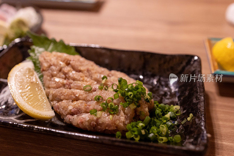 日本居酒屋酒吧里的“Aji Nameroh”鱼肉末刺身